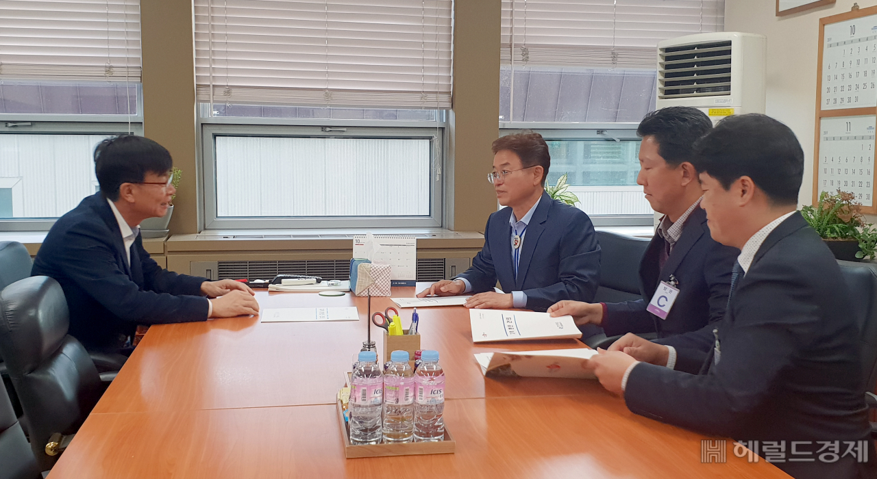 이철우 경북지사가 15일 김장호 기획조정실장, 정성현 정책기획관 등과 함께 청와대 김상조 정책실장을 만나 지역 현안에 대한 관심과 지원을 요청했다.[경북도 제공]