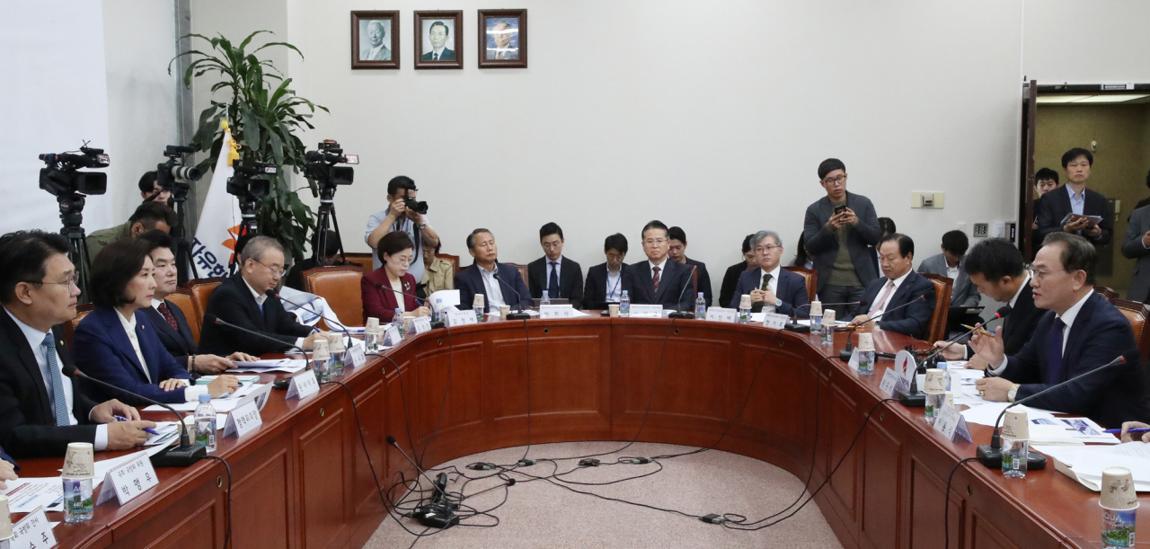 나경원 자유한국당 원내대표 주재로 16일 국회에서 ‘北 SLBM 도발 관련 핵 대응 전략 간담회’가 열리고 있다. [연합]