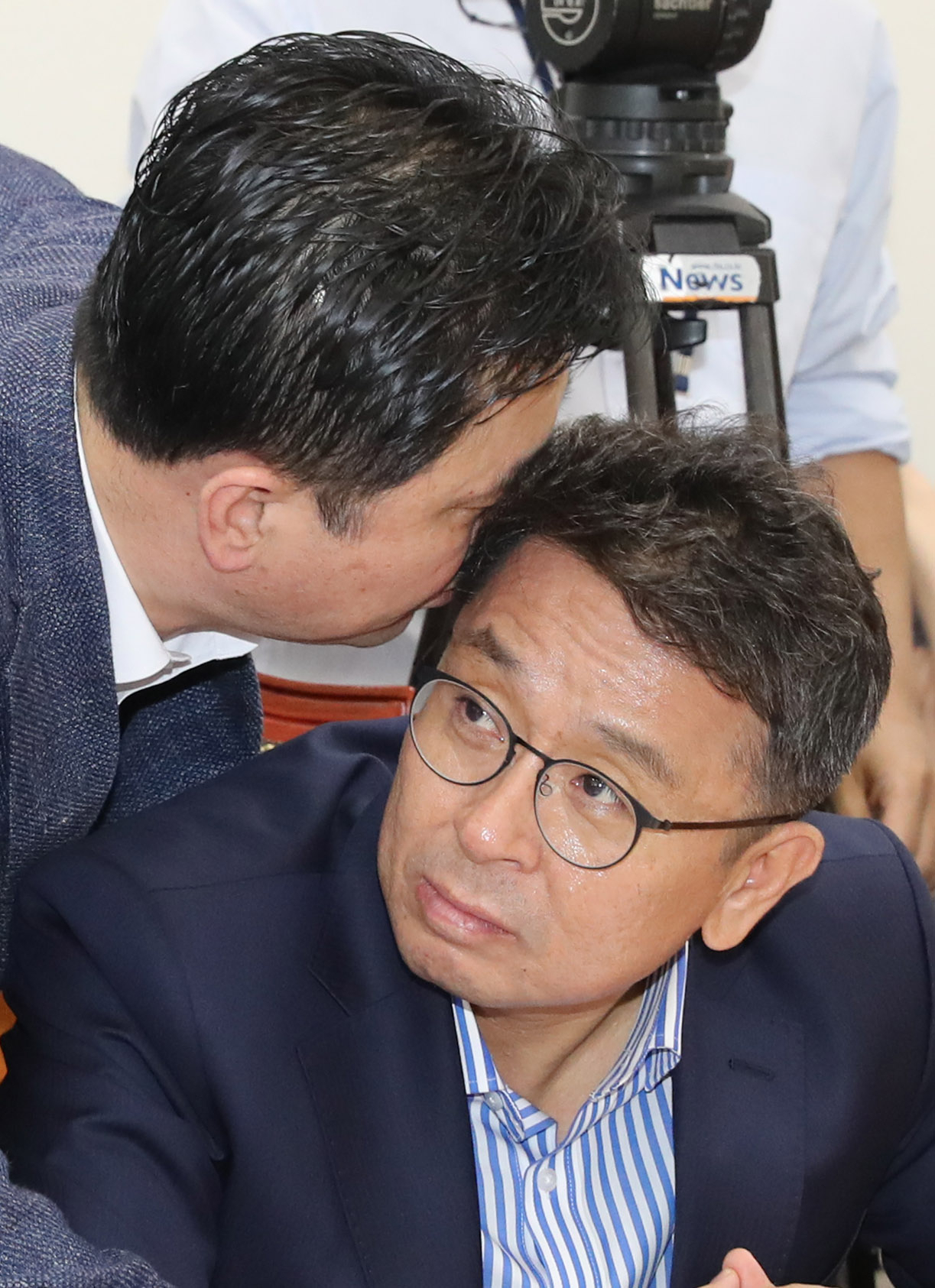22일 오전 열린 국회 정개특위 정치개혁제1소위에서 김종민 위원장과 더불어민주당 이철희 의원이 이야기하고 있다. 연합뉴스