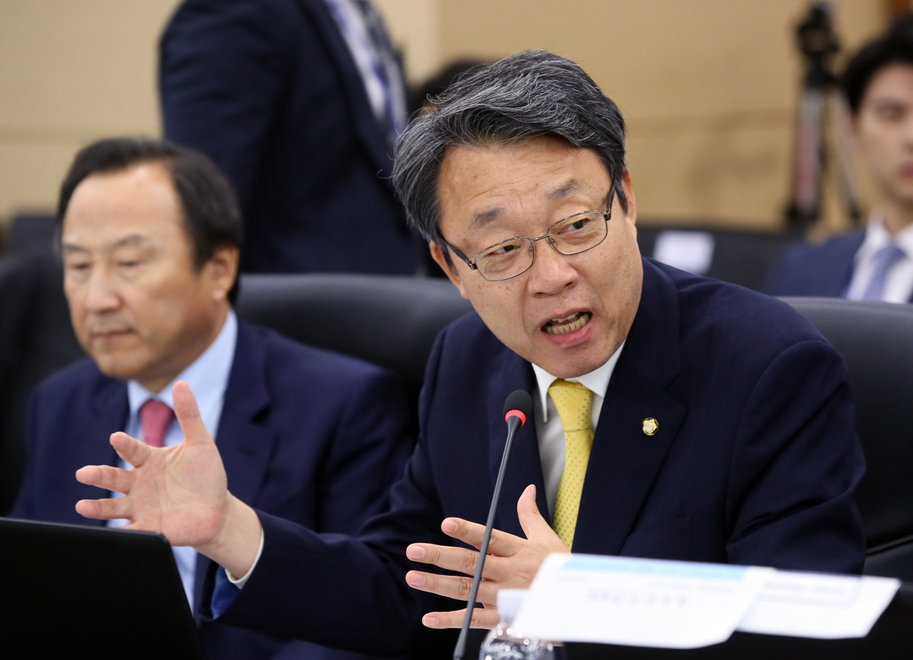 바른미래당 김성식 의원이 2일 세종시 정부세종청사 기획재정부에서 열린 국회 기획재정위원회 국정감사에서 홍남기 경제부총리에게 질의하고 있다. 연합뉴스