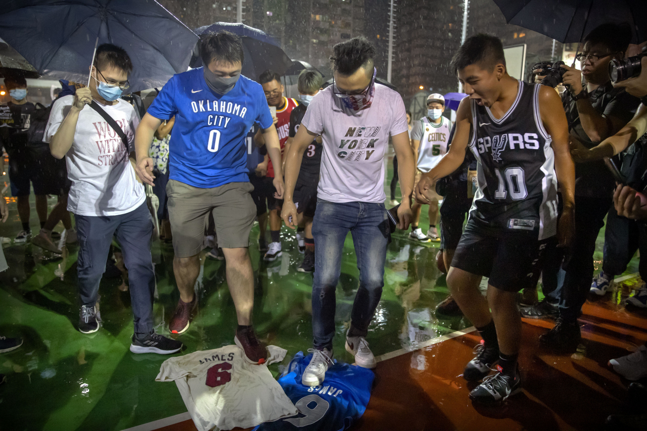 홍콩 시위대가 NBA선수 르브론 제임스(LA레이커스)의 유니폼을 발로 밟고 있다. 제임스는 홍콩 지지 발언을 한 휴스턴 로키츠의 대릴 모리 단장이 “중국 상황을 잘 모른다”며 비판했다.[AP]