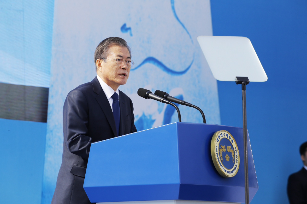 문재인 대통령이 16일 오전 경남 창원시 경남대학교 운동장에서 열린 제40주년 부마민주항쟁 기념식에서 기념사를 하고 있다. [연합]