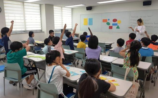 지난 8월 '여름방학 원어민 외국어교실 영어캠프' 참가 아동들이 수업에 적극적으로 참여하고 있는 모습. [용산구 제공]