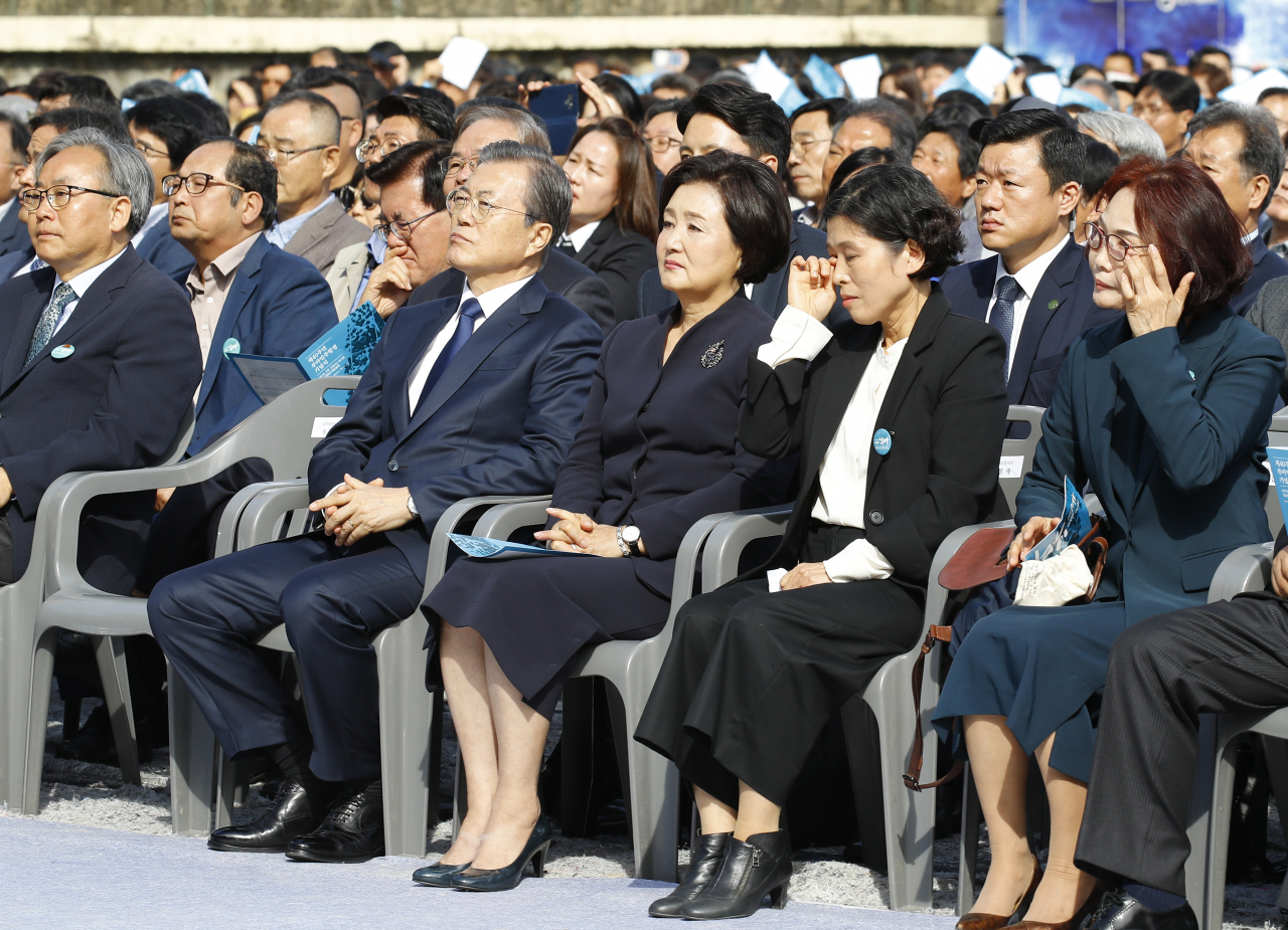 문재인 대통령이 16일 오전 경남 창원시 경남대학교 운동장에서 열린 제40주년 부마민주항쟁 기념식에서 '피해자 증언' 영상 및 편지 낭독을 보고 있다. 오른쪽부터 최갑순 마산시위 참여자, 옥정애 마산시위 참여자, 김정숙 여사, 문 대통령. [연합]