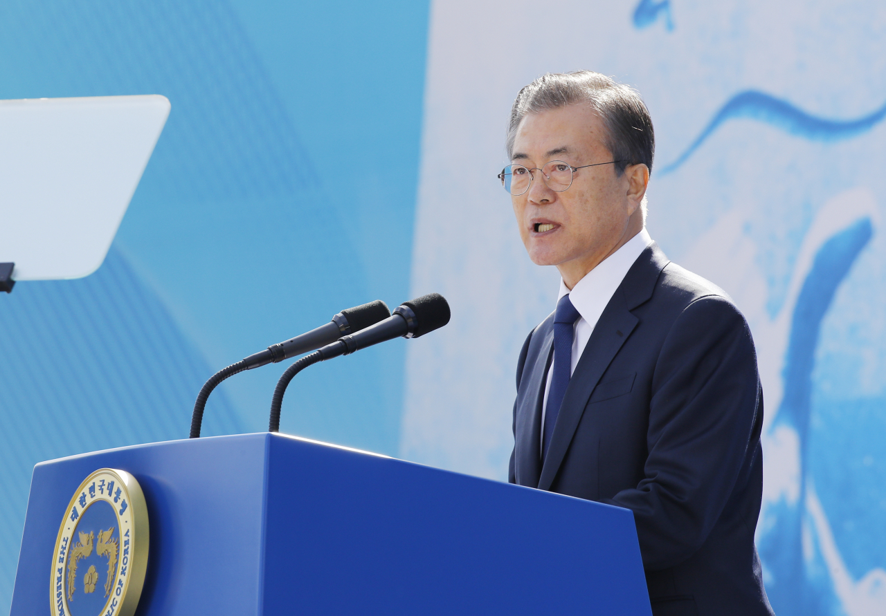 문재인 대통령이 16일 오전 경남 창원시 경남대학교 운동장에서 열린 제40주년 부마민주항쟁 기념식에서 기념사를 하고 있다. 이번 기념식은 지난달 부마민주항쟁 발생일인 10월16일이 국가기념일로 지정되고 첫 정부주관 행사로 열렸다. 연합뉴스