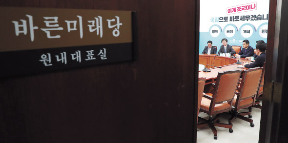 바른미래당 비당권파를 이끌고 있는 유승민 대표(왼쪽 두번째)가 16일 오전 국회에서 변화와 혁신을 위한 비상행동 ‘변혁’ 의원 비상회의를 주재하고 있다. 변혁은 자유한국당과 더불어 보수통합의 키를 쥐고 있다는 평가가 나온다. [연합]