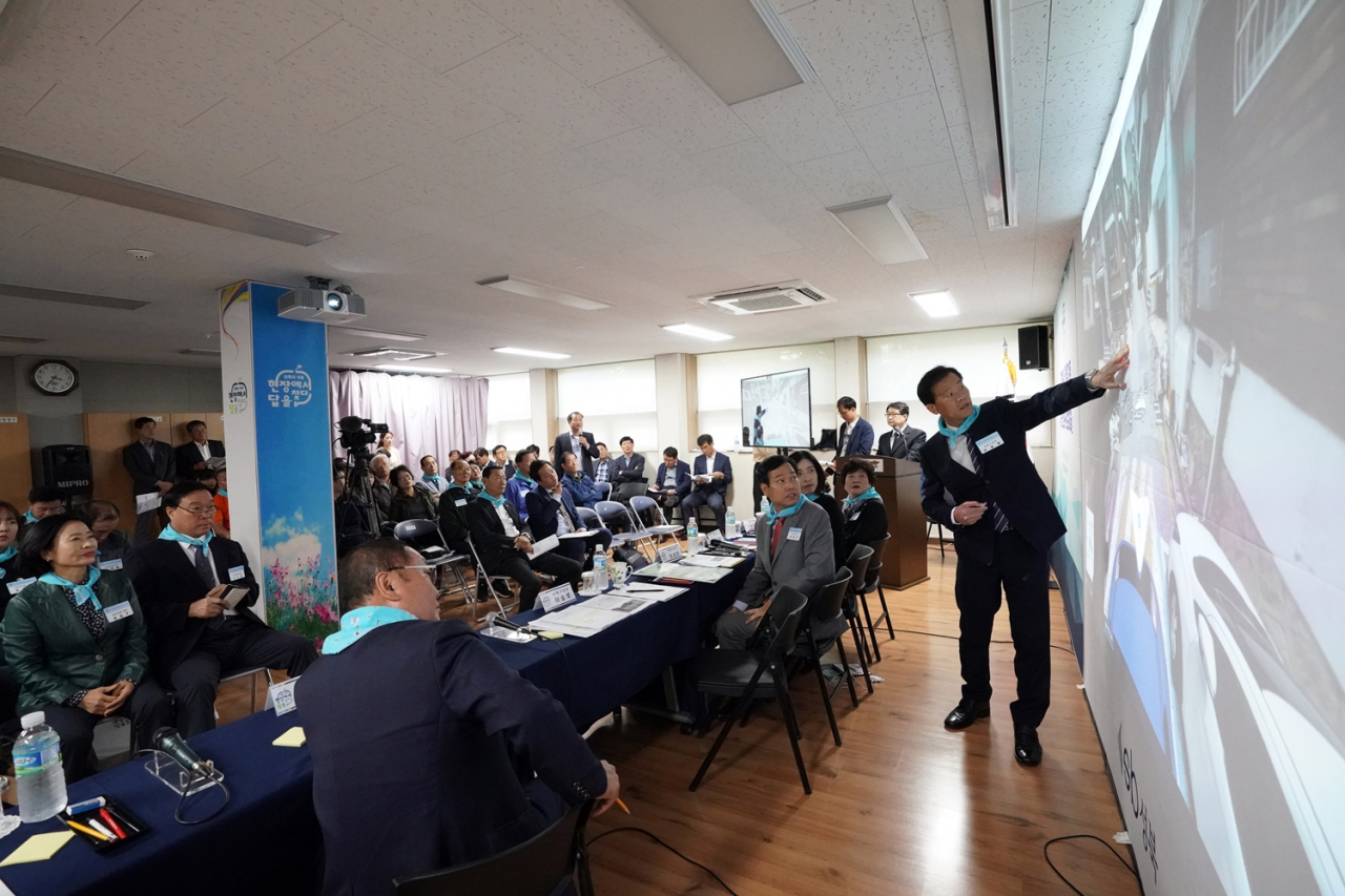 정릉2동 현장구청장실에서 주민제안에 직접 응답하는 이승로 성북구청장. [성북구 제공]