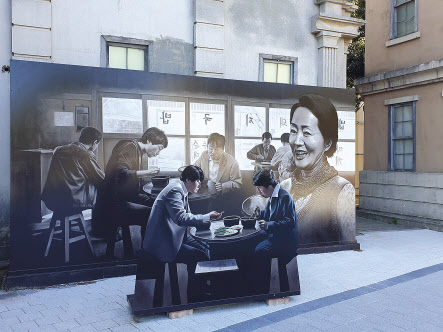 영상테마파크내 거리에 그려진 영화‘ 변호인’.