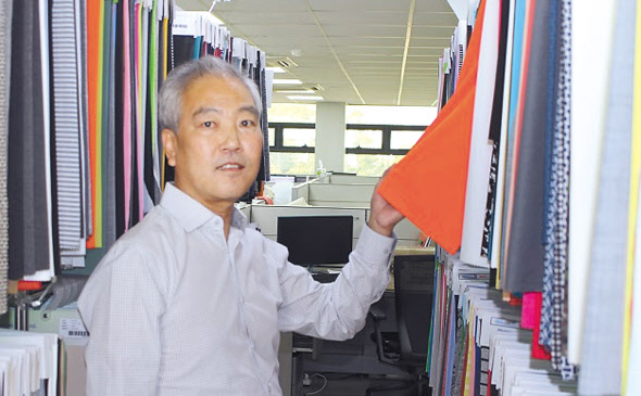 김병균 경기북부환편공업협동조합 이사장이 포천시 소홀읍 ㈜에스케이니트 전시실에서 환편 원단에 대해 설명하고 있다.