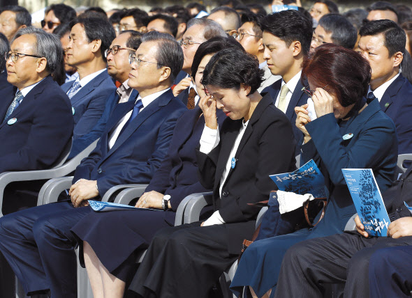 16일 오전 경남 창원시 경남대학교 운동장에서 열린 제40주년 부마민주항쟁 기념식에서 문재인 대통령이 ‘피해자 증언’ 영상 및 편지 낭독을 지켜보고 있는 가운데 마산시위 참여자가 눈물을 흘리고 있다. [연합]