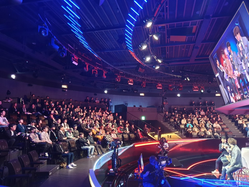 16일 서울 중구 LoL파크에서 열린 '리그 오브 레전드 10주년' 행사에 수백명의 관람객들이 행사 시작 전부터 자리를 메웠다. 123@heraldcorp.com