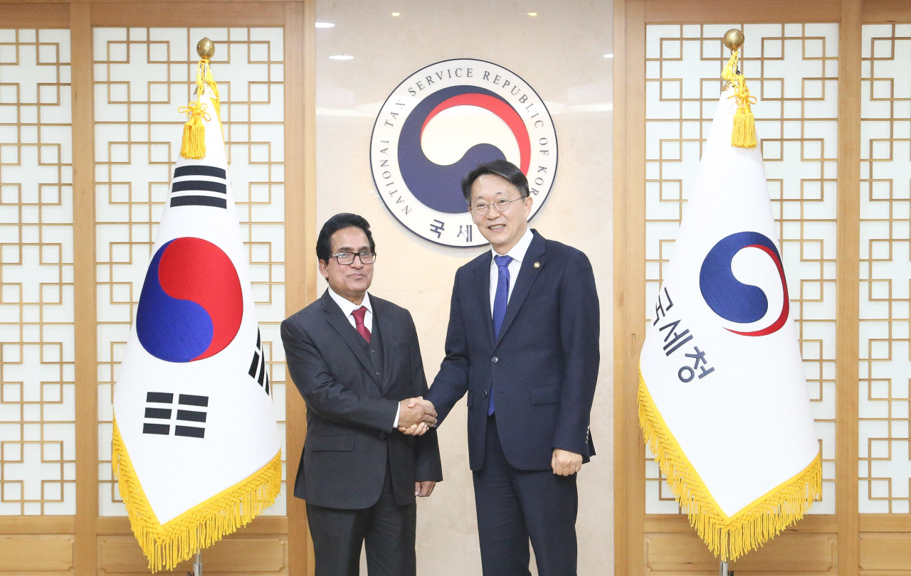 김현준(오른쪽) 국세청장이 16일 서울 종로구 서울지방국세청에서 무하마드 모샤라프 후사인 부이안 방글라데시 국세청장과 면담에 앞서 기념촬영하고 있다. ［국세청 제공］