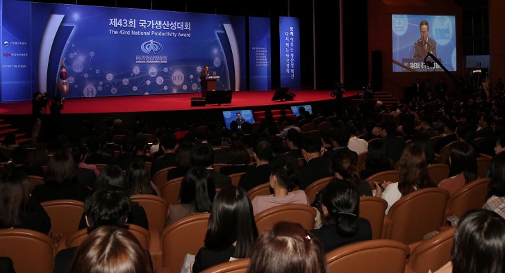 '제43회 국가생산성대회'가 16일 서울 삼성동 코엑스에서 열렸다. 유공자 등 900여명이 참석한 가운데 한국생산성본부 노규성 회장이 대회사를 하고 있다.
