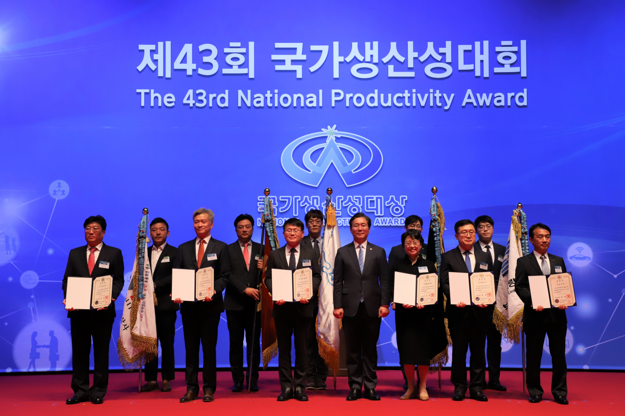 양성광(앞줄 왼쪽 세번째) 연구개발특구진흥재단 이사장이 국무총리 표창을 수여받은 뒤 기념촬영을 하고 있다.[연구개발특구진흥재단 제공]