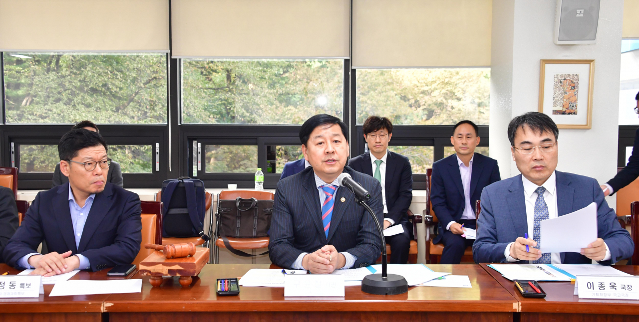 구윤철(가운데) 기획재정부 2차관이 서울지방조달청에서 열린 제2차 혁신지향 공공조달 범정부 추진단회의에서 모두발언을 하고 있다. ［기획재정부 제공］