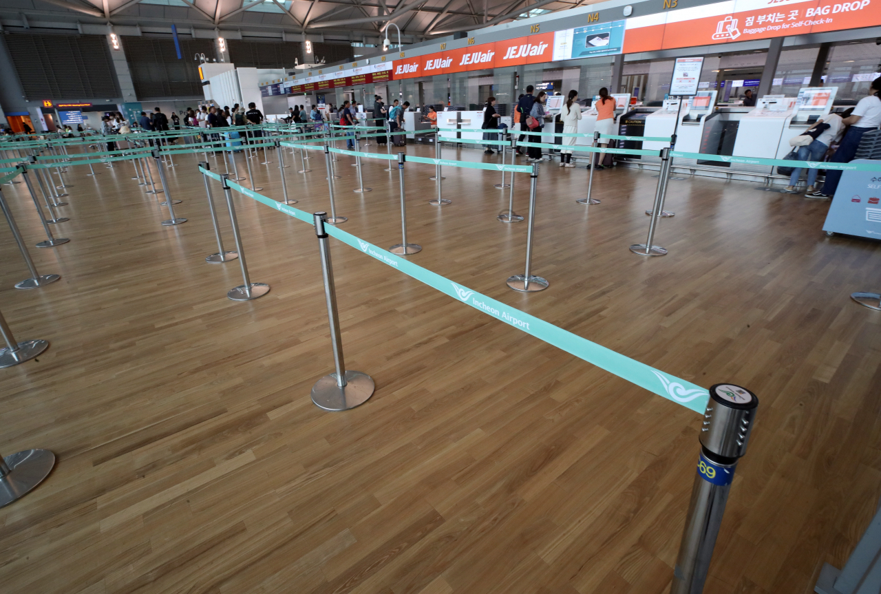 인천국제공항 탑승수속 카운터가 일본행 항공기 수속 시간임에도 비교적 한산한 모습을 보이고 있다. [연합]
