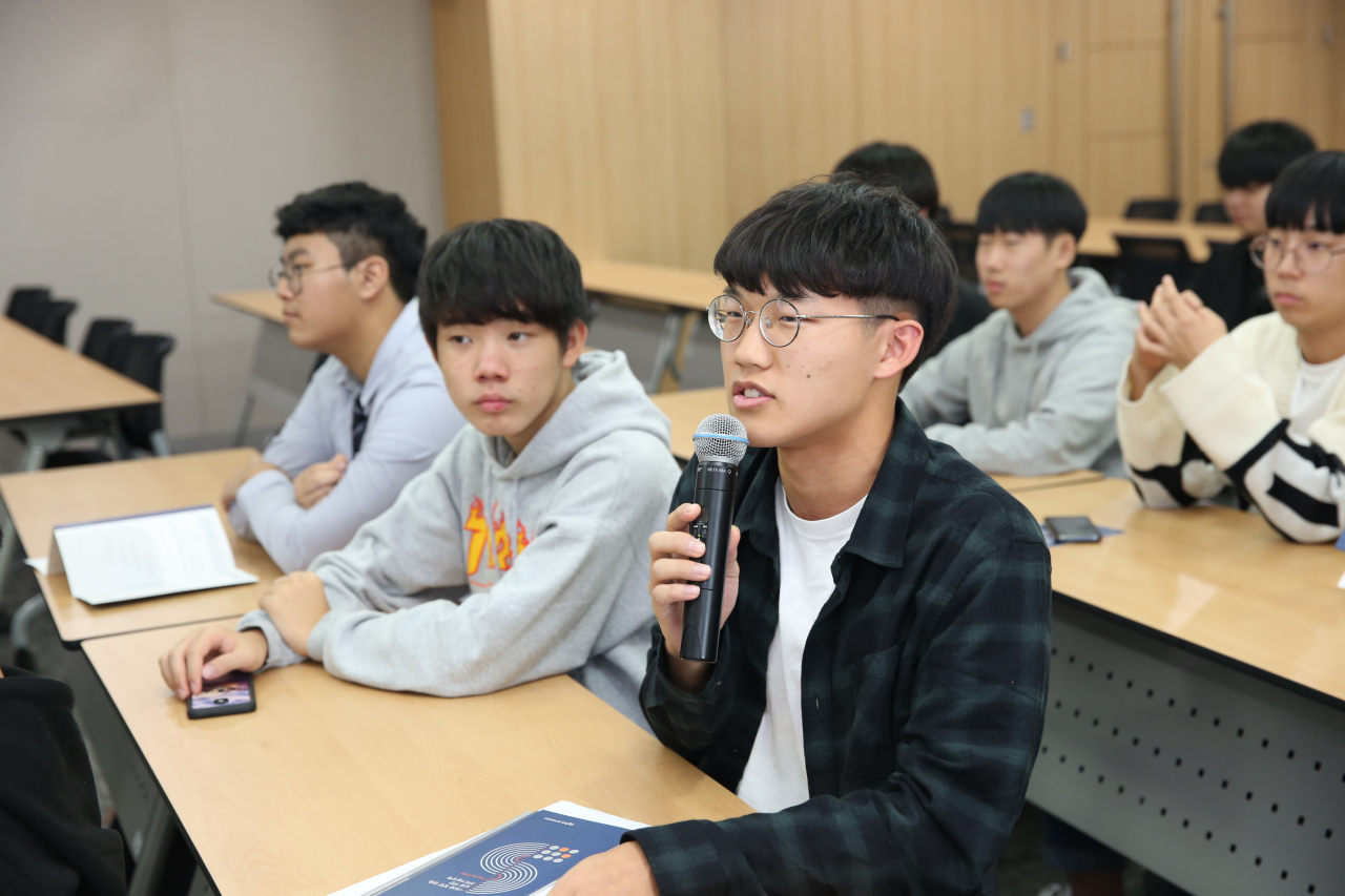15일 과학기술정책연구원(STEPI)이 세종고등학교 학생 30명을 대상으로 실시한 '진로체험 프로그램'에 참가한 한 학생이 질문을 하고 있다.[STEPI 제공]