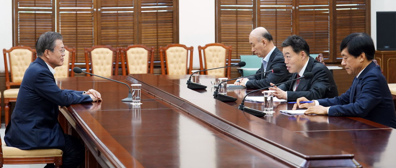President Moon Jae-in meets with Vice Justice Minister Kim O-su (center, right) on Wednesday. Yonhap