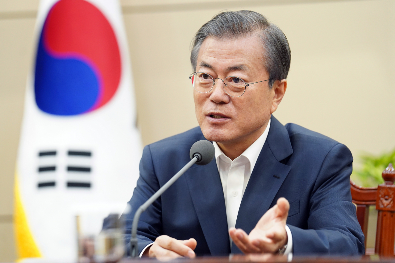 문재인 대통령이 16일 오후 청와대 여민관 소회의실에서 법무부 김오수 차관과 이성윤 검찰국장을 만나 얘기를 나누고 있다. [연합]