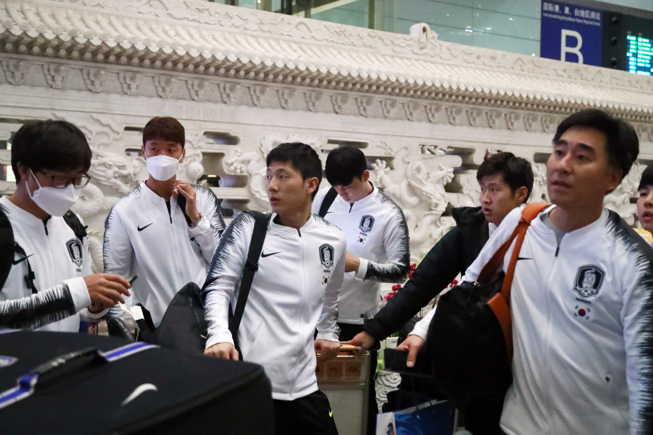 29년 만에 '평양 원정'에 나섰던 한국 축구 대표팀이 16일 오후 귀국을 위해 경유지인 베이징(北京)에 도착했다. 사진은 서우두 공항 입국장으로 나온 선수들의 모습. [연합]
