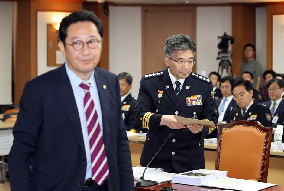 더불어민주당 김한정 의원이 지난 4일 오전 서울 서대문구 경찰청에서 열린 국회 행정안전위원회의 경찰청 국정감사에서 민갑룡 경찰청장에게 전날 집회와 관련한 고발장을 전달하고 있다. [연합]