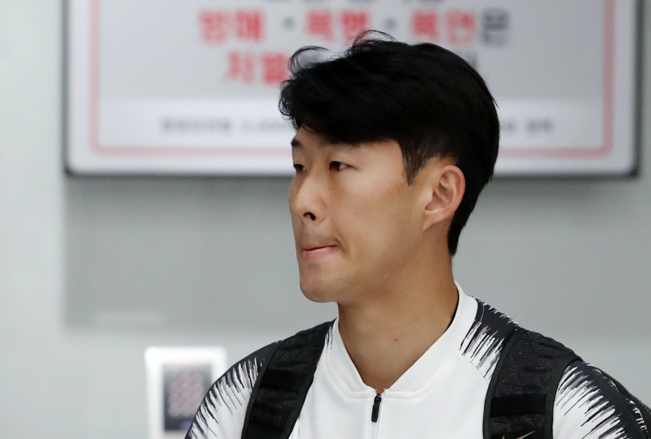 축구 대표팀 손흥민이 2022년 카타르 월드컵 아시아지역 2차 예선 북한과의 경기를 마치고 17일 새벽 인천국제공항 2터미널을 통해 귀국하고 있는 모습. [연합]