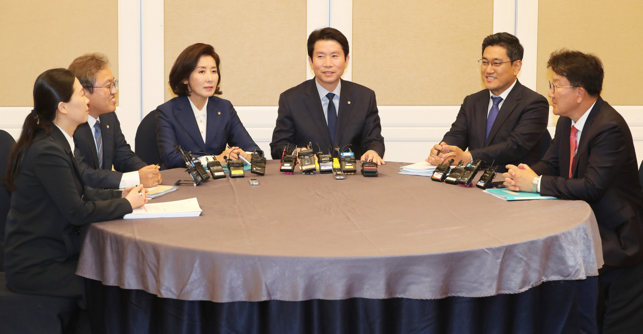 여야 3당 교섭단체 원내대표들이 16일 오후 국회에서 공수처 설치법을 비롯한 검찰 개혁안 등을 논의하기 위해 각 당 의원 1명이 참석하는 '2+2+2' 회동을 하고 있다. 왼쪽부터 바른미래당 권은희, 더불어민주당 송기헌 의원, 자유한국당 나경원, 더불어민주당 이인영, 바른미래당 오신환 원내대표, 자유한국당 권성동 의원. 연합뉴스