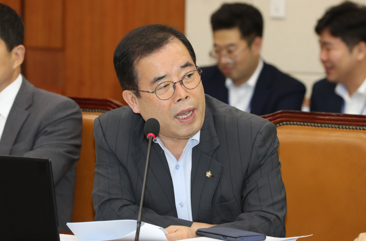 박성중 자유한국당의원이 2일 오후 계속된 국회 과학기술정보방송통신위원회의 과학기술정보통신부 등 국정감사에서 질의하고 있다. [연합]