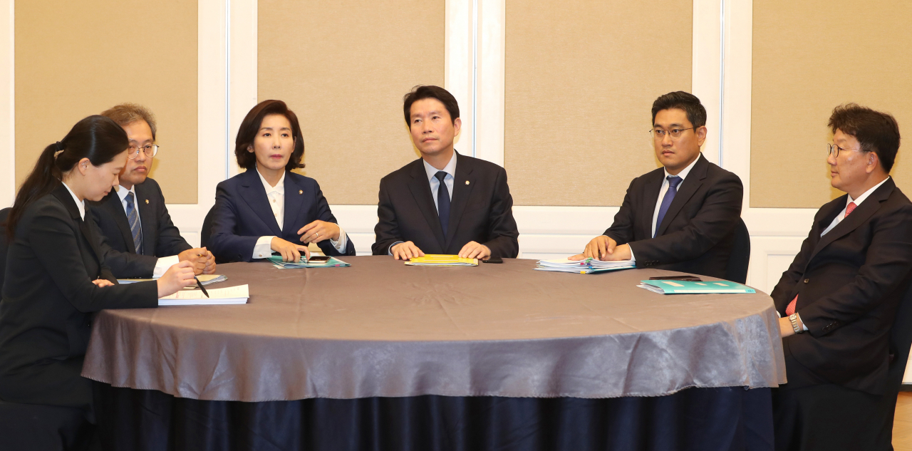 여야 3당 교섭단체 원내대표들이 16일 오후 국회에서 공수처 설치법을 비롯한 검찰 개혁안 등을 논의하기 위해 각 당 의원 1명이 참석하는 '2+2+2' 회동을 하고 있다. 왼쪽부터 바른미래당 권은희, 더불어민주당 송기헌 의원, 자유한국당 나경원, 더불어민주당 이인영, 바른미래당 오신환 원내대표, 자유한국당 권성동 의원. [연합]