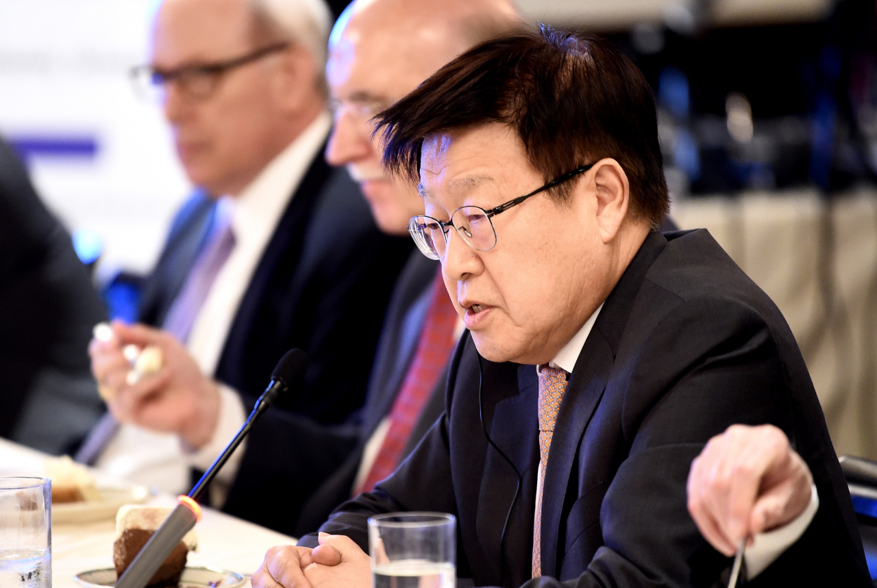 한국무역협회 김영주 회장이 15일(현지시각) 미국 워싱턴 DC에서 지난 5월 발족한 워싱턴 통상자문단을 초청해 세미나를 개최했다. 세미나에서 무역협회 김영주 회장이 인사말씀을 하고 있다. [한국무역협회 제공]