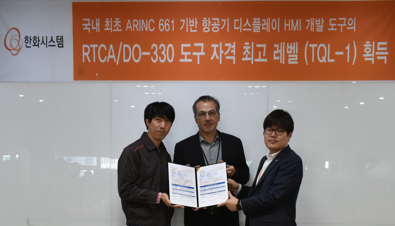 한화시스템 용인연구소에서 항공전자용 소프트웨어 개발 툴 부문 국제표준인증인 RTCA/DO-330의 TQL-1 레벨 인증서 수여식이 진행됐다. 사진 왼쪽부터 김영곤 전문연구원, 미연방항공국(FAA)의 인증 대리사인 컨수노바(ConsuNova)의 레자 마지디(Reza Madjidi) CEO, 안경수 항공전자연구센터장 [한화시스템 제공]