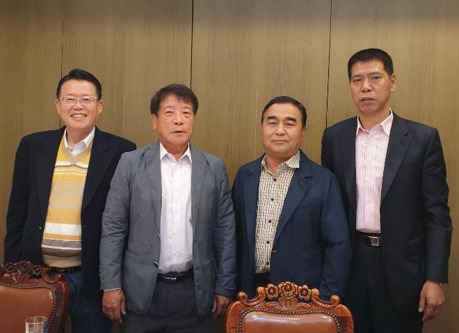 한중 중소기업 교류 간담회 참석자들이 기념사진을 촬영하고 있다.