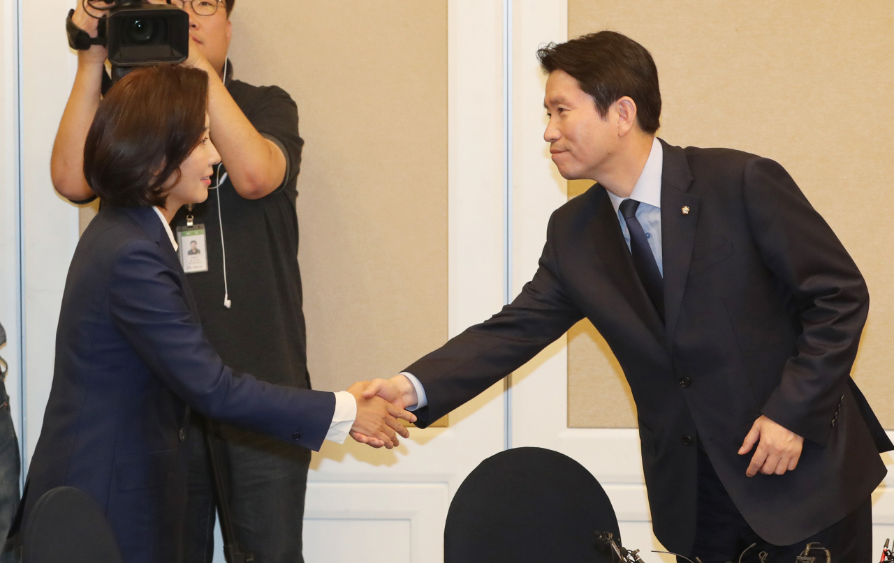 16일 오후 국회에서 공수처 설치법을 비롯한 검찰 개혁안 등을 논의하기 위해 각 당 의원 1명이 참석하는 '2+2+2' 회동에 참석한 더불어민주당 이인영(오른쪽)- 자유한국당 나경원 원내대표가 인사하고 있다. 연합뉴스
