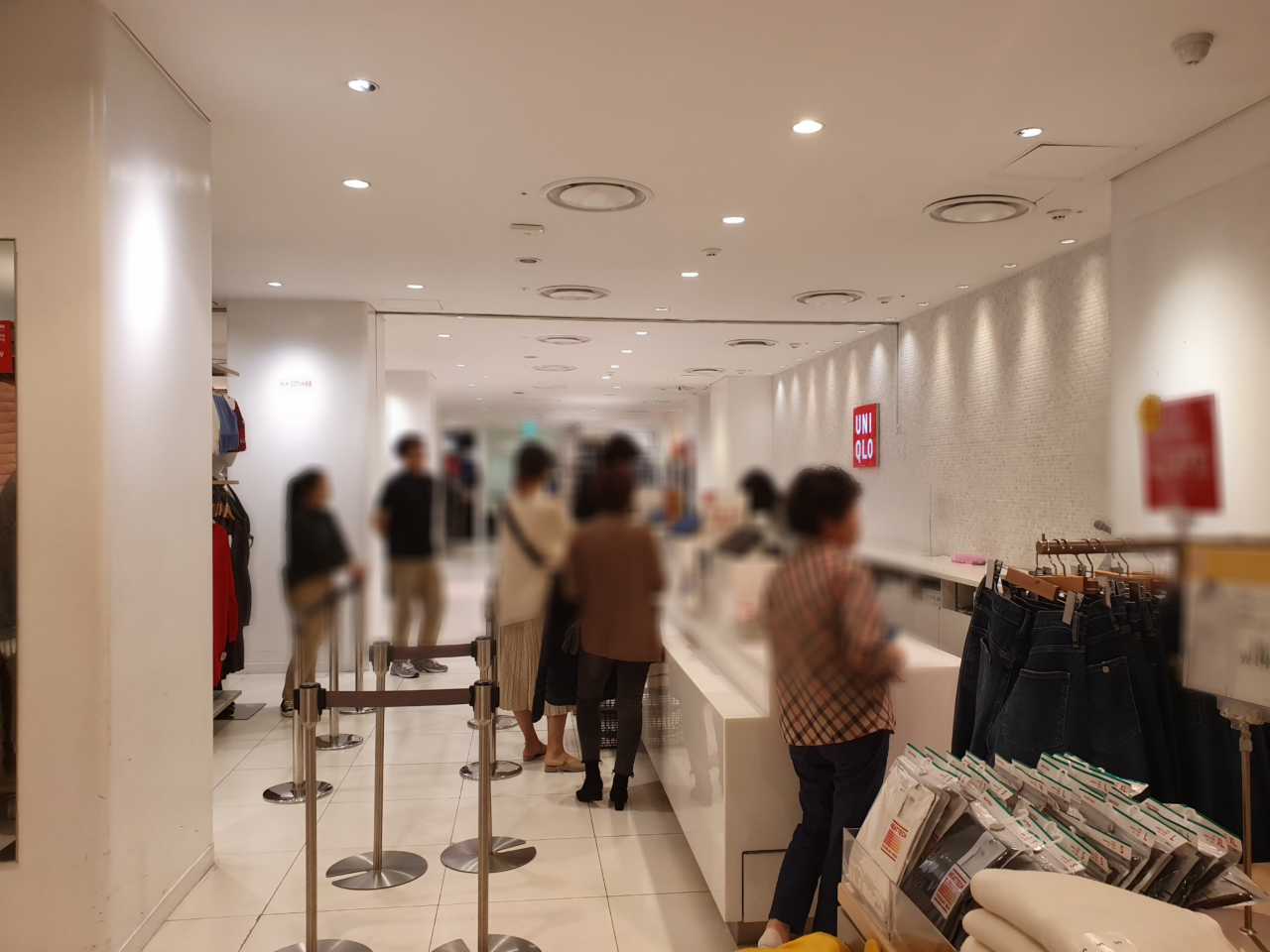 〈사진〉 지난 16일 서울 마포구에 있는 한 유니클로 매장. 5~6명의 손님들이 구매를 위해 줄을 서고 있다. [사진=김민지 기자/jakmeen@heraldcorp.com]