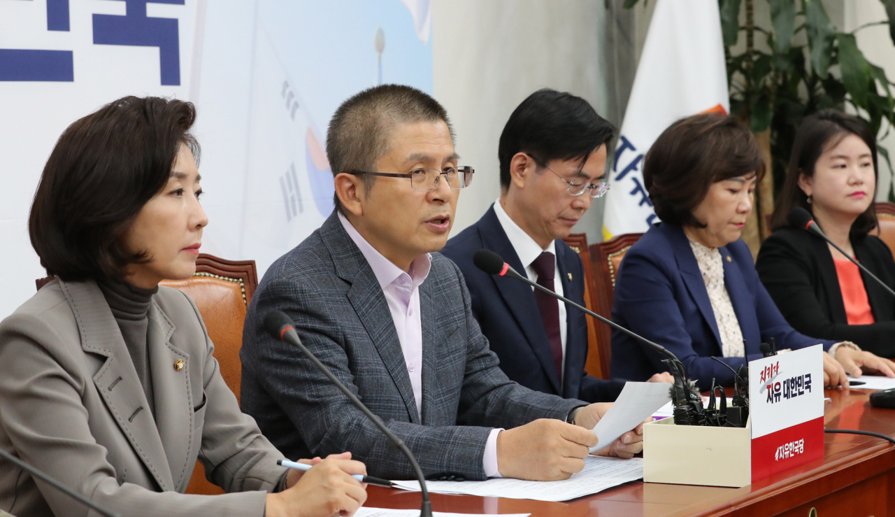황교안 자유한국당 대표가 17일 오전 국회에서 열린 최고위원회의에서 발언하고 있다. [연합]
