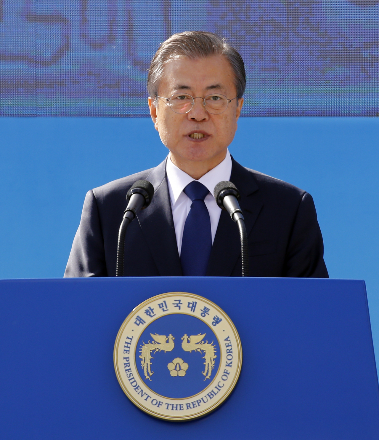 문재인 대통령이 16일 오전 경남 창원시 경남대학교 운동장에서 열린 제40주년 부마민주항쟁 기념식에서 기념사를 하고 있다. 이번 기념식은 지난달 부마민주항쟁 발생일인 10월 16일이 국가기념일로 지정되고 첫 정부주관 행사로 열렸다. [연합]
