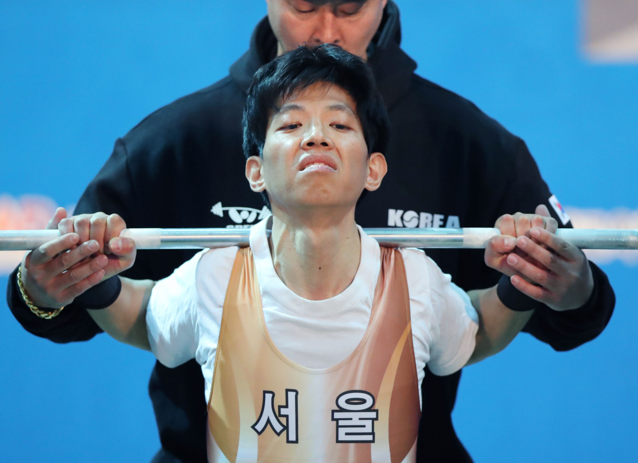 '제39회 전국장애인체육대회'에 출전한 선수가 힘겹게 바벨을 들어올리고 있다. [연합뉴스]