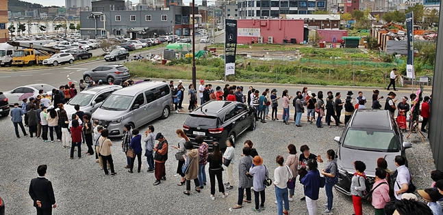 울산 KCC 스위첸 웰츠타워 견본주택에는 11~13일 1만2000여명의 방문객이 다녀갔다. 사진은 견본주택에 입장하기 위해 줄을 선 방문객들의 모습. [KCC건설 제공]