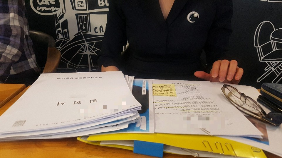 성형수술 피해자 김진주(가명) 씨가 홀로 의료 소송을 준비한 흔적들. 의료기록서, 각종 의학용어, 수술기록서, 감정서 등이 책 한권 분량이었다. [정세희 기자/say@heraldcorp.com]