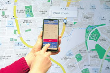 ETRI가 개발한 e-Call 서비스 SW를 설치한 스마트폰으로 사고 발생 관련 정보를 확인하는 모습. [ETRI 제공]