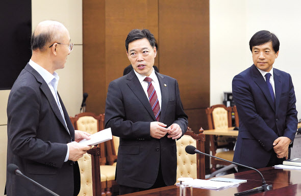 문재인 대통령을 면담하기 위해 청와대에 온 법무부 김오수 차관(가운데)이 16일 오후 청와대 여민관 소회의실에서 김조원 민정수석(왼쪽)과 얘기를 나누고 있다. 오른쪽은 이성윤 검찰국장. [연합]