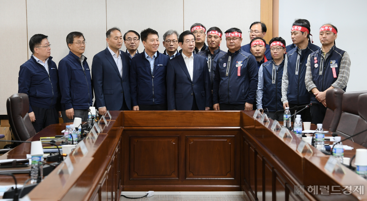 서울 시민들은 매해 지하철 노조의 총파업 엄포에 시달리고 있다. 지난 16일 박원순 시장이 참여한 가운데 교통공사 노사가 임금협상에 합의를 봤다. [서울시 제공]