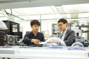 에이알텍과 ETRI 연구진이 광통신 모듈 제작 공정관리 기술에 대해 협의를 진행하고 있다. [ETRI 제공]