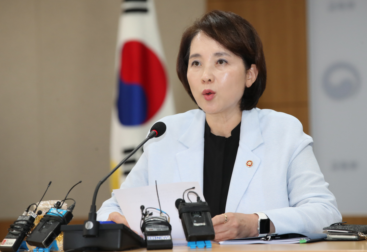 유은혜 사회부총리 겸 교육부 장관이 17일 정부세종청사에서 열린 제14차 교육신뢰회복추진단회의에서 미성년 공저자 논문 특별감사 결과를 발표하고 있다. [연합]