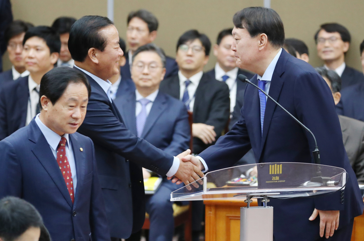 윤석열 검찰총장이 17일 서울 서초구 대검찰청에서 열린 국회 법제사법위원회의 대검찰청에 대한 국정감사에서 자유한국당 정갑윤 의원과 인사를 하고 있다. [연합]