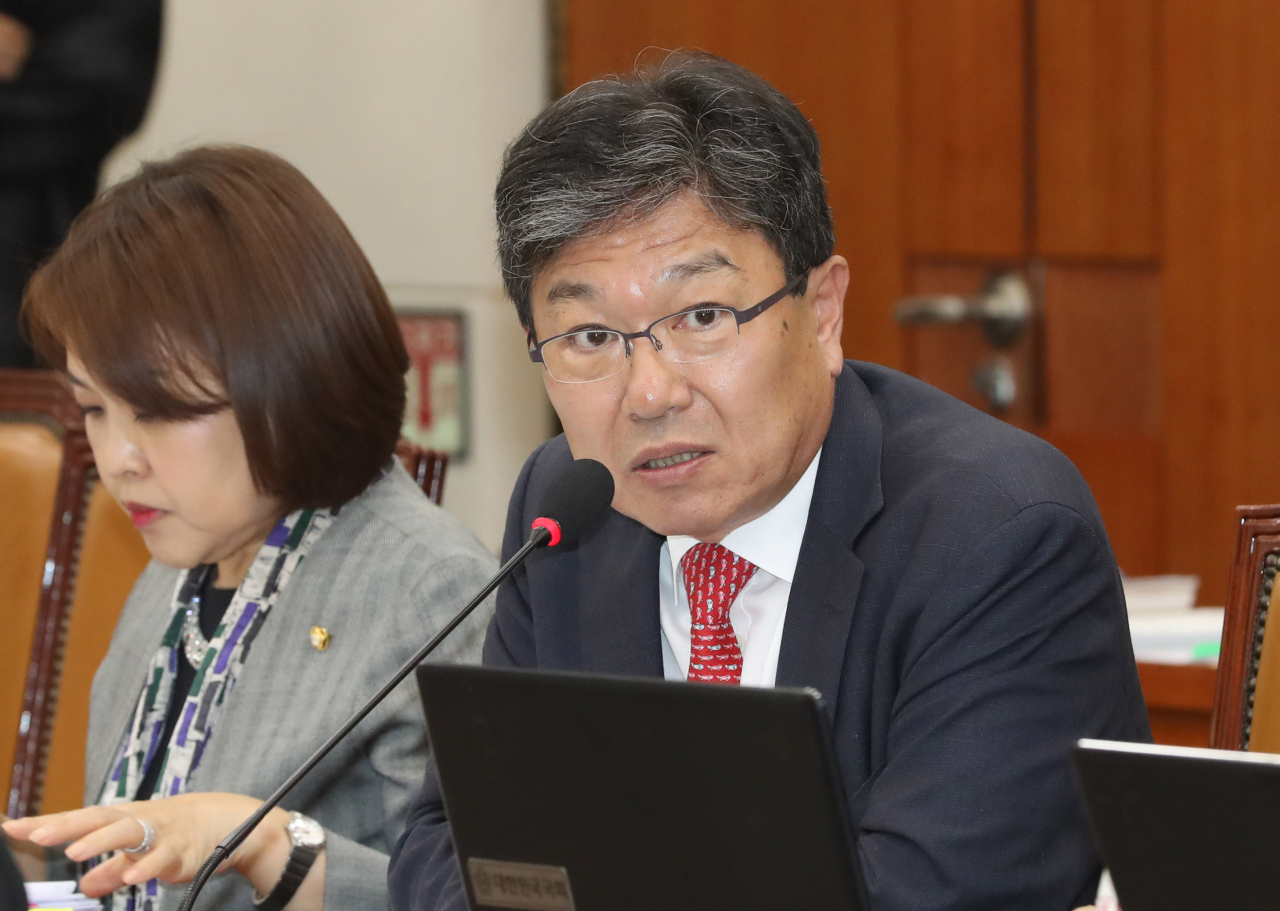 윤상직 자유한국당 의원이 15일 국회에서 열린 과학기술정보방송통신위원회 국정감사에서 질의하고 있다. [연합]