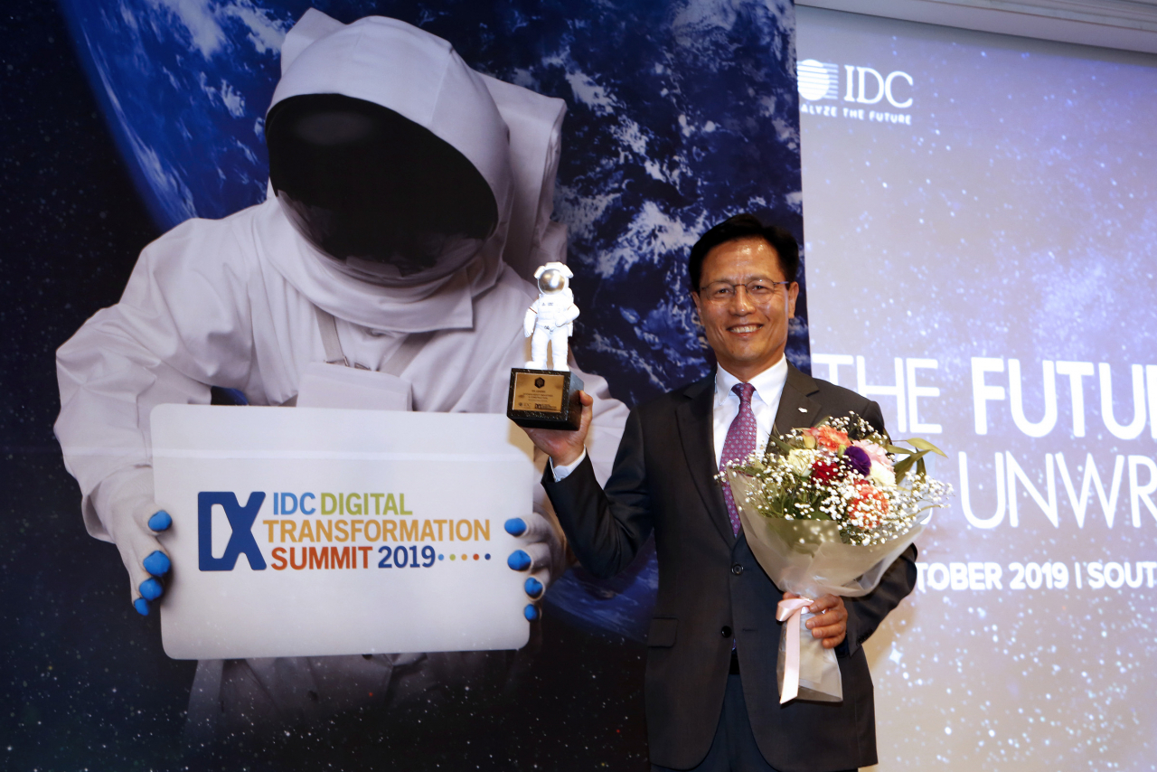 16일 서울 그랜드 인터컨티넨탈 서울 파르나스 2층 오키드룸에서 열린 ‘IDC DX Awards 2019’ 시상식에서 두산중공업 손우형 상무가 ‘DX Leader’로 선정돼 수상 후 기념촬영을 하고 있다.[두산중공업 제공]
