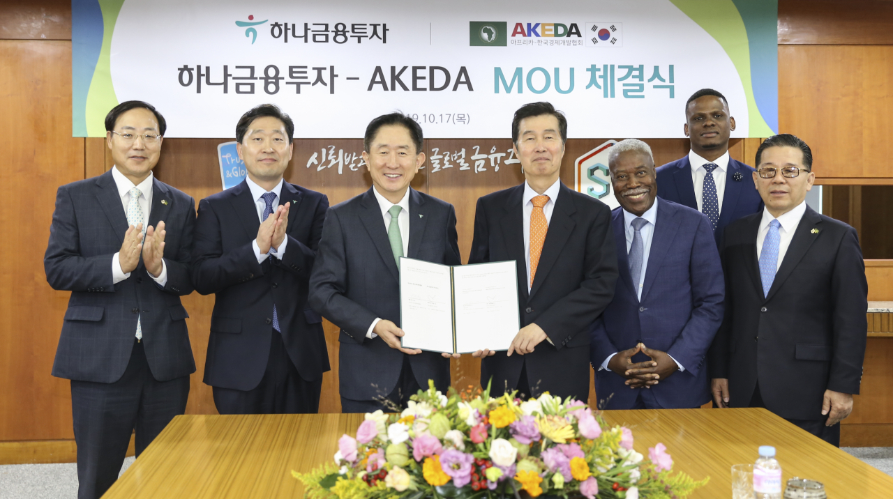 이진국 하나금융투자 사장(왼쪽 세 번째)이 권오규 AKEDA 회장(오른쪽 네번째)과 MOU 체결을 기념해 사진 촬영을 하고 있다. 왼쪽부터 하운식 AKEDA 부회장 겸 GE Power Korea 사장, 정정욱 하나금융투자 실물투자금융본부장, 이진국 하나금융투자 사장, 권오규 AKEDA 회장, 에드가르 가스파르 마르팅스 주한 앙골라 대사, 세르지오 콩고 AKEDA 아프리카 본부장, 정시우 AKEDA 사무총장)