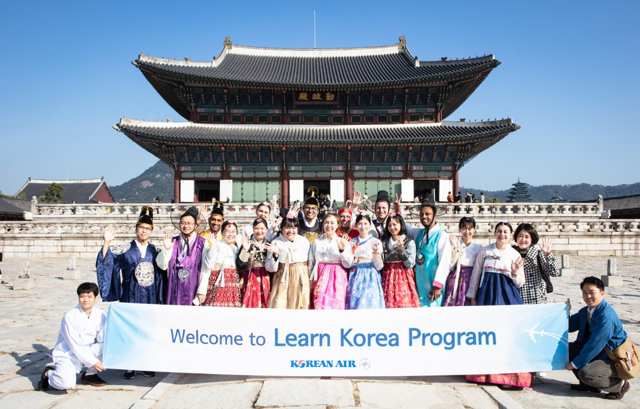 한복을 입고 경복궁 근정전을 찾은 외국인 직원들이 기념촬영을 하고 있다. [대한항공 제공]
