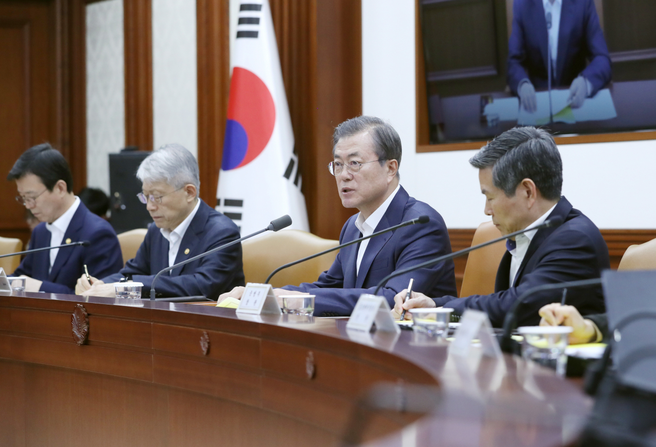 문재인 대통령이 17일 오후 경제장관회의에서 발언하고 있다. 왼쪽부터 문성혁 해양수산부 장관, 최기영 과학기술정보통신부 장관, 문 대통령, 정경두 국방부 장관. 연합뉴스